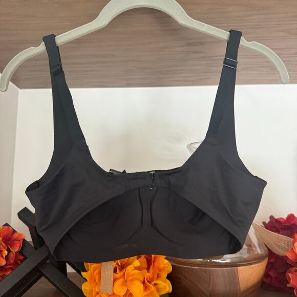 Skims Recycled Swim Molded Scoop Bikini Top in Onyx - Picture 3 of 5